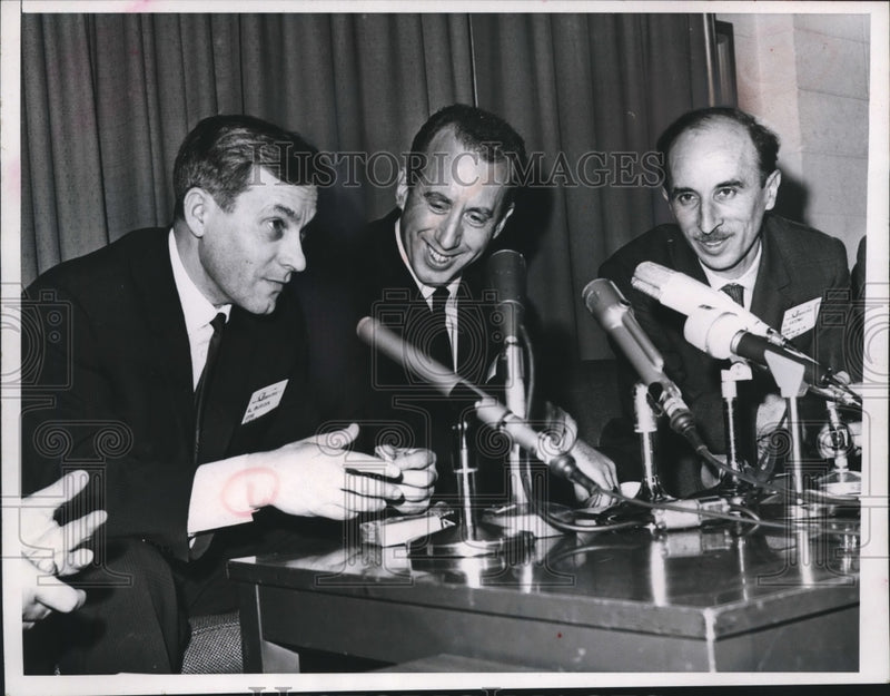 Load image into Gallery viewer, 1965 Press Photo Space scientists meet at a space symposium in Chicago
