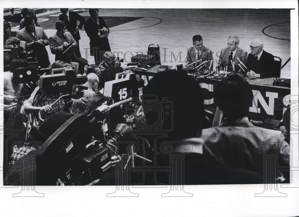 1977 Press Photo Dave McClain, Elroy Hirsch and Fred Haberman talk to the media- Historic Images