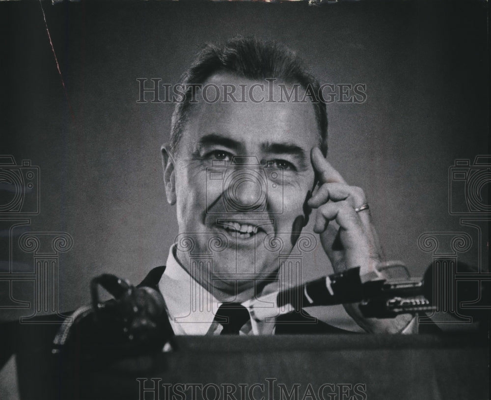 1968 Press Photo Senator Eugene J. McCarthy at University of Wisconsin Milwaukee- Historic Images