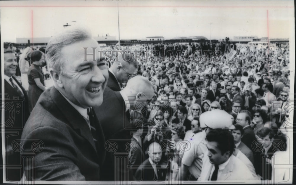 1968 Press Photo Senator Eugene McCarthy at Chicago&#39;s Midway Airport - mjb25416- Historic Images