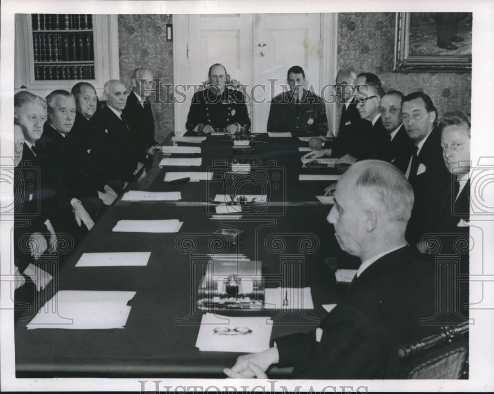 1957 Press Photo King Olav V of Norway at First Ordinary Cabinet Council