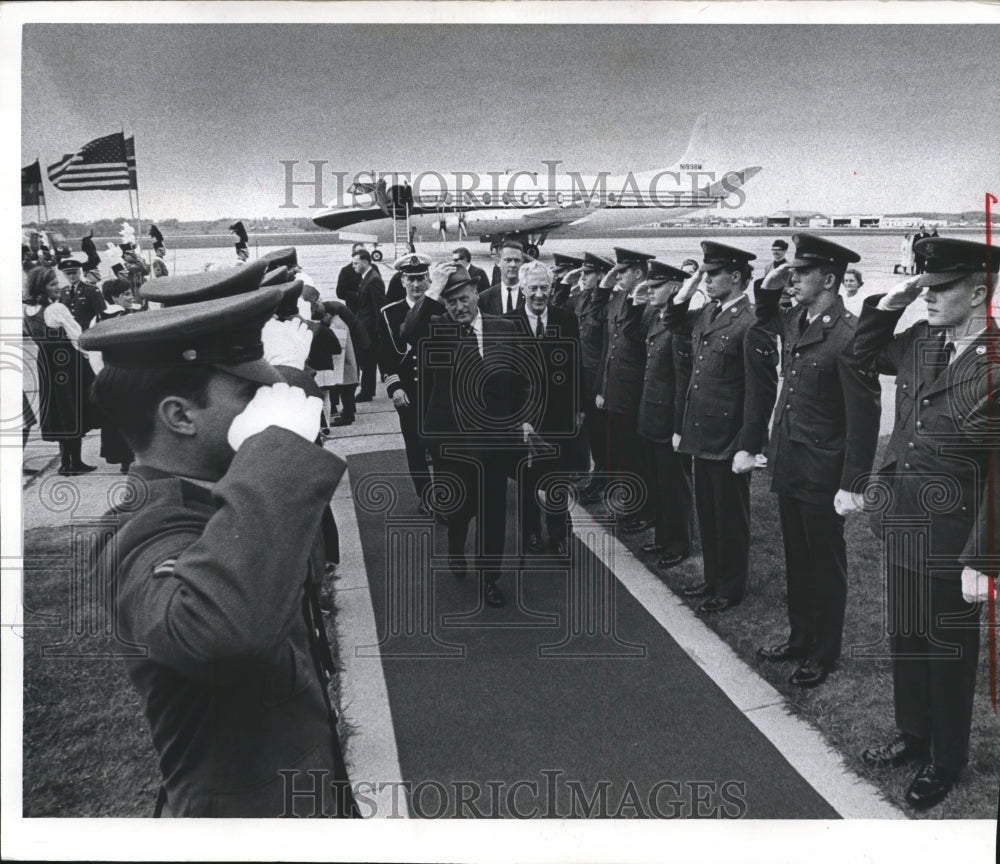 1968 Press Photo Norway&#39;s King Olav Saluted at Madison Wisconsin Airport- Historic Images