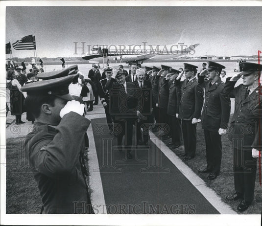 1968 Press Photo Norway's King Olav Saluted at Madison Wisconsin Airport- Historic Images