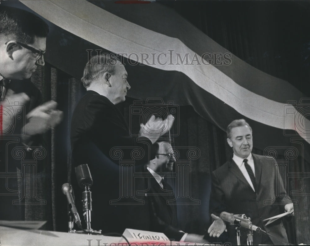 1968 Press Photo Eugene J. McCarthy at a candidate&#39;s forum with others, Milwauke