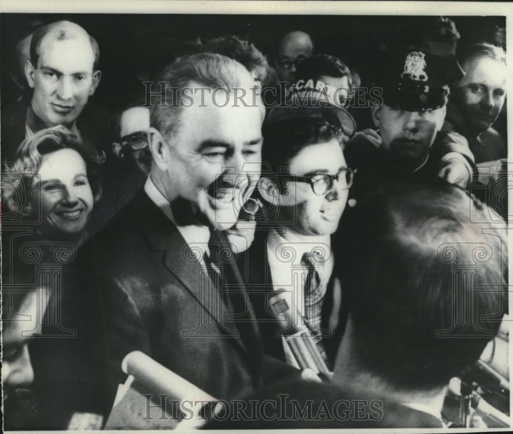 1968 Press Photo Eugene McCarthy at a campaign stop in Waukesha, Wisconsin