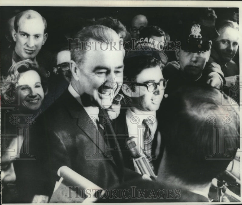 Load image into Gallery viewer, 1968 Press Photo Eugene McCarthy at a campaign stop in Waukesha, Wisconsin
