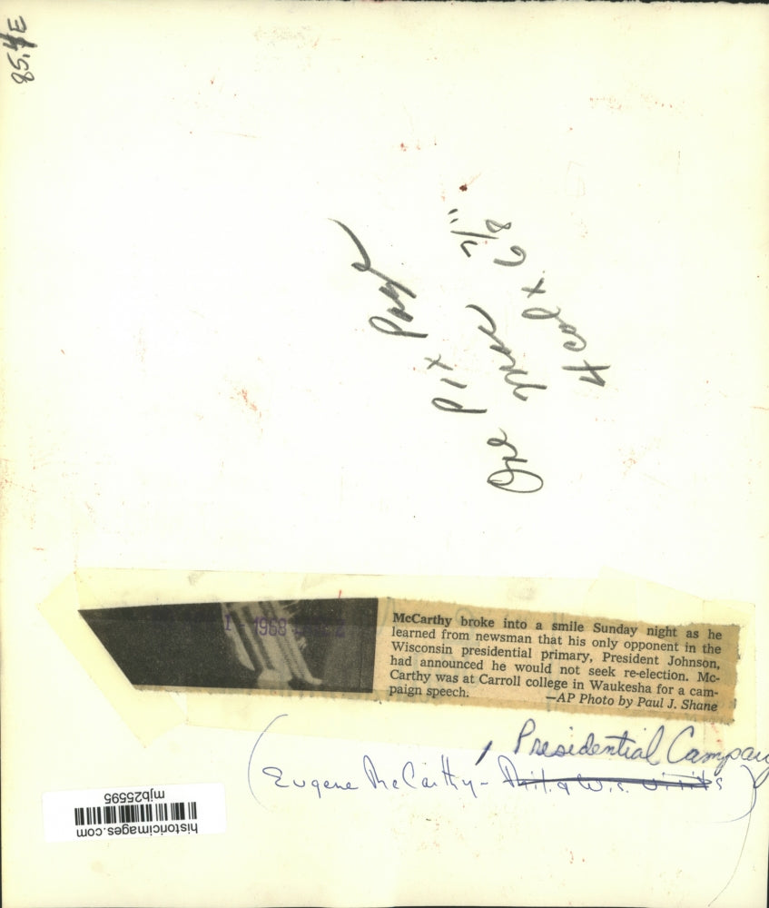 1968 Press Photo Eugene McCarthy at a campaign stop in Waukesha, Wisconsin