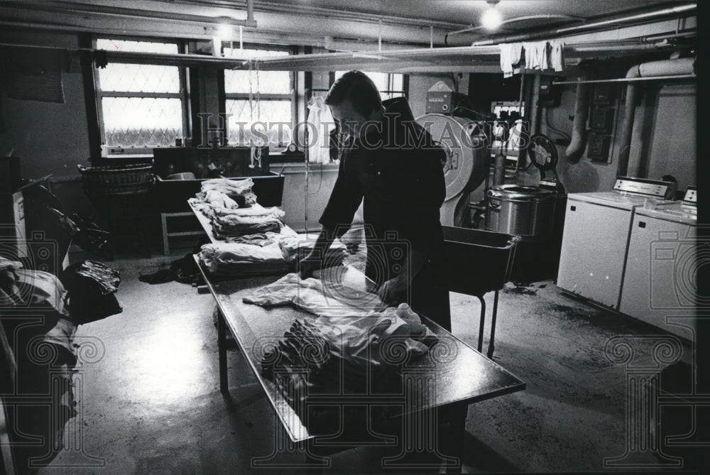 1975 Press Photo Don Lucas, Franciscan Friary (Wisconsin) cook, folding laundry