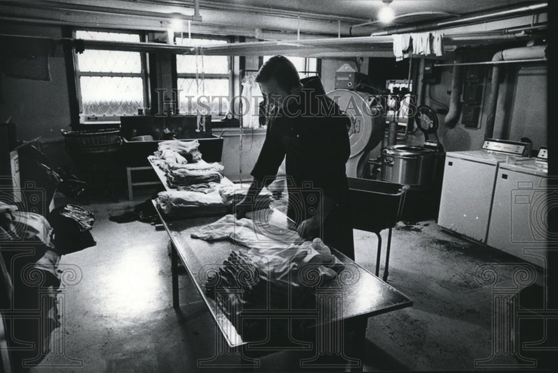 Load image into Gallery viewer, 1975 Press Photo Don Lucas, Franciscan Friary (Wisconsin) cook, folding laundry
