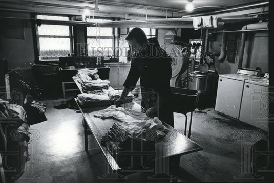 1975 Press Photo Don Lucas, Franciscan Friary (Wisconsin) cook, folding laundry