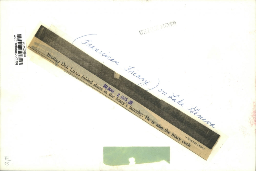 1975 Press Photo Don Lucas, Franciscan Friary (Wisconsin) cook, folding laundry