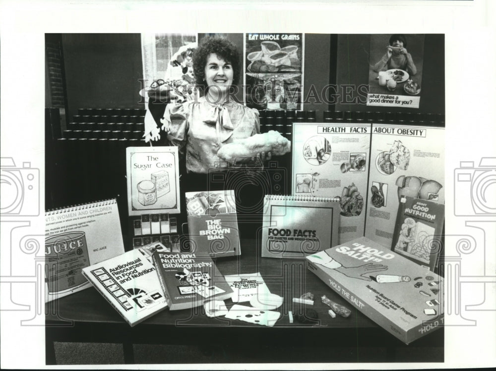 1984 Press Photo Robyn Frank, Nutrition information service library, Maryland- Historic Images