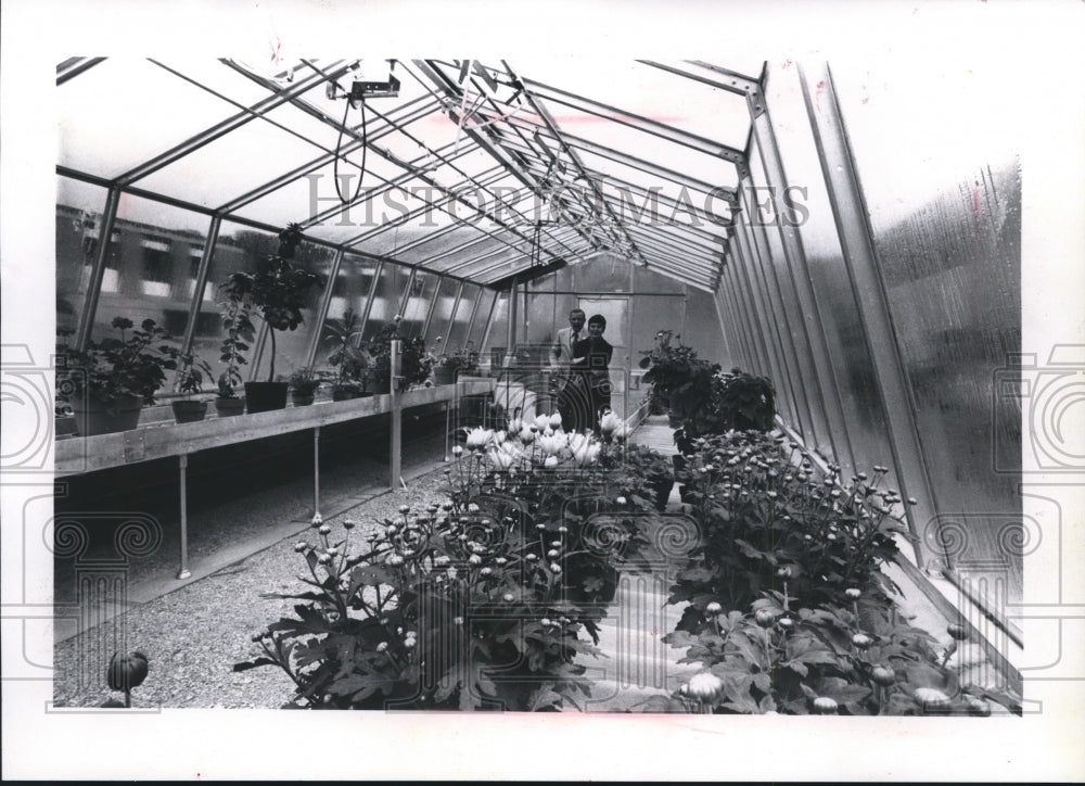1974 Press Photo A Couple Touring Greenhouse at Franklin High School, Wisconsin