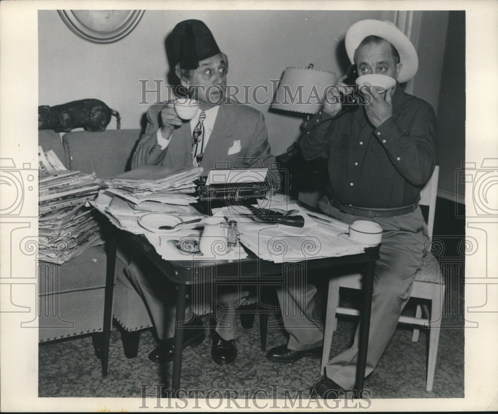 1949 Press Photo Ole Olsen and Chic Johnson in a comic sketch - mjb25874