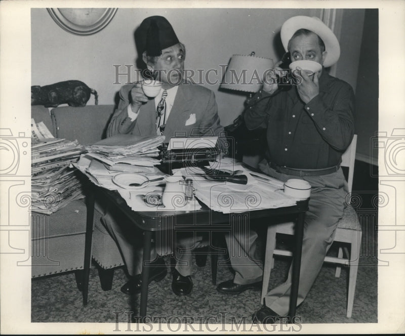 Load image into Gallery viewer, 1949 Press Photo Ole Olsen and Chic Johnson in a comic sketch - mjb25874
