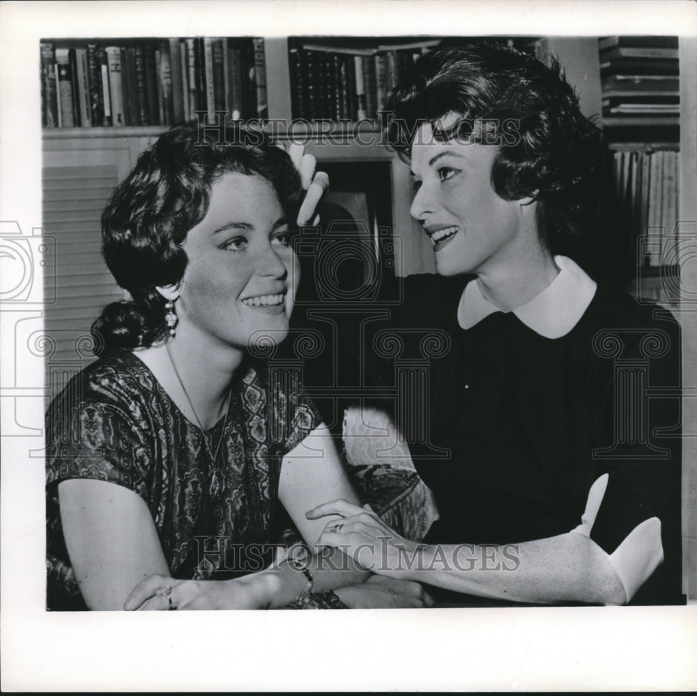 1962 Press Photo Actress Maureen O'Hara with her daughter Bronwyn - mjb25910- Historic Images