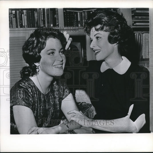 1962 Press Photo Actress Maureen O'Hara with her daughter Bronwyn - mjb25910- Historic Images