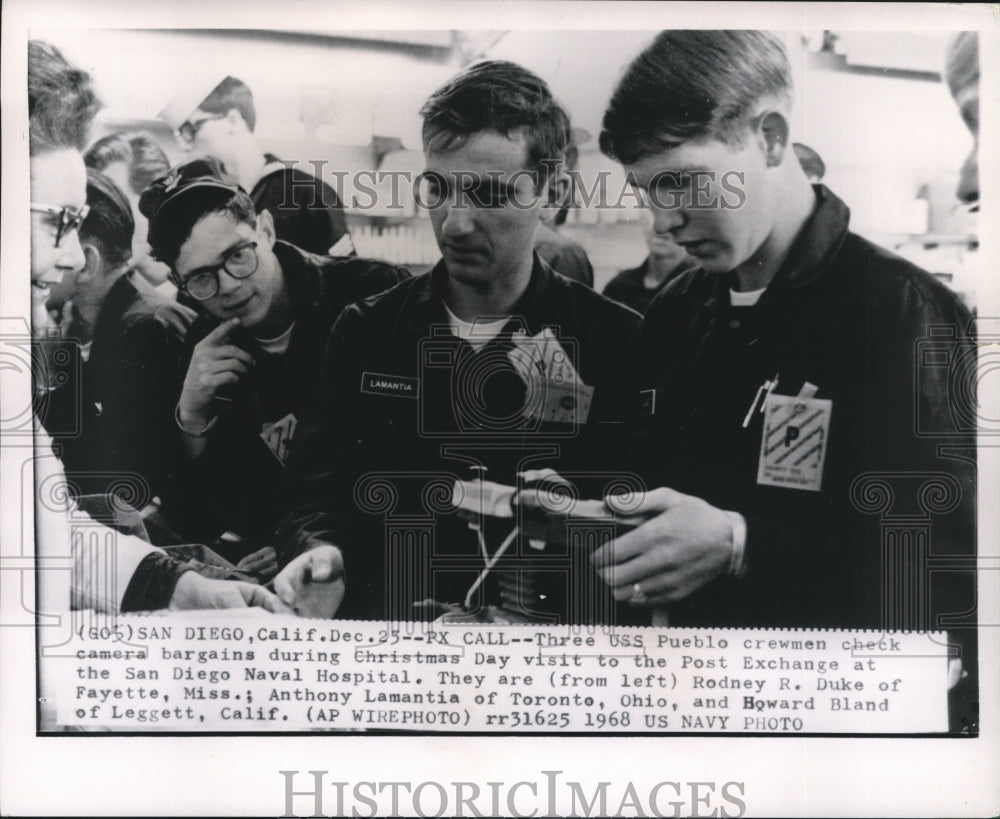 1968 Press Photo USS Pueblo crewmen check camera bargains in San Diego