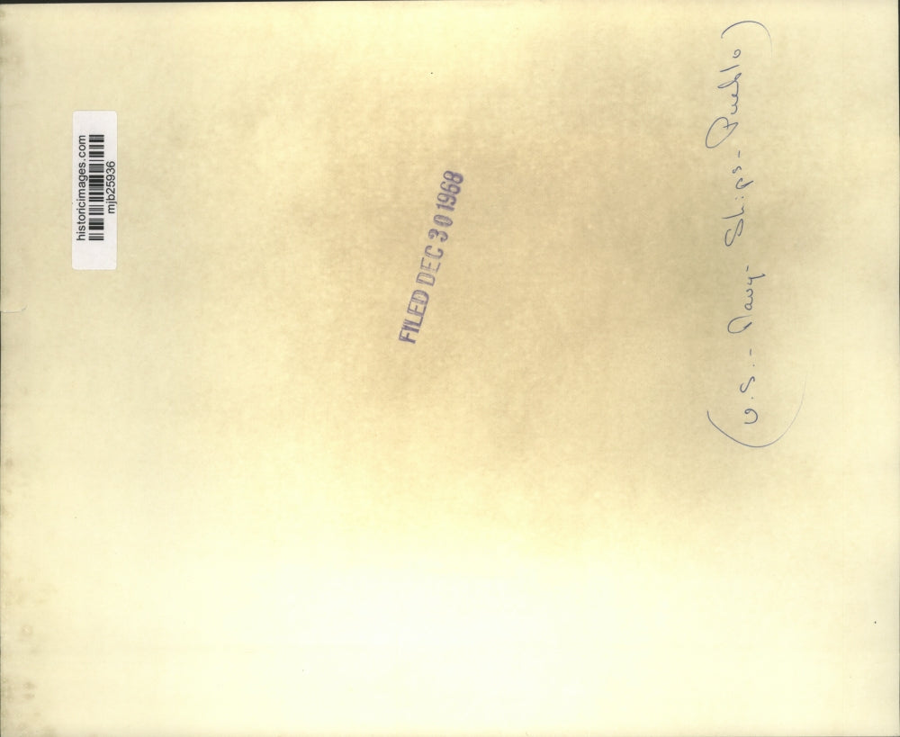 1968 Press Photo USS Pueblo crewmen check camera bargains in San Diego