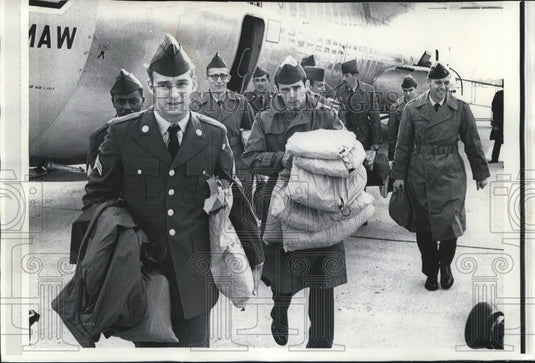 1968 Press Photo Terry Kramer and other GI's released after Cambodia captivity- Historic Images