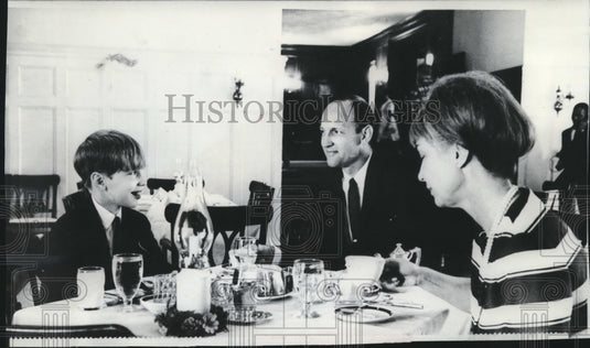 1967 Press Photo Navy Secretary, John & Sally McNaughton with their son Theodore- Historic Images