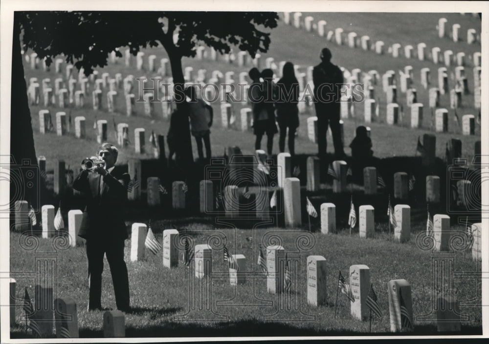 1991 Press Photo Visitors at Wood National Cemetery on Memorial Day- Historic Images