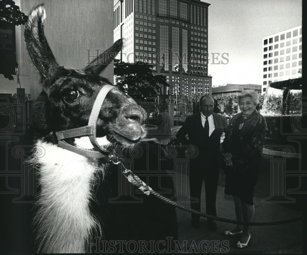 1992 Press Photo Bill &amp; Nicole Teweles arrive to Milwaukee Symphony Orchestra- Historic Images