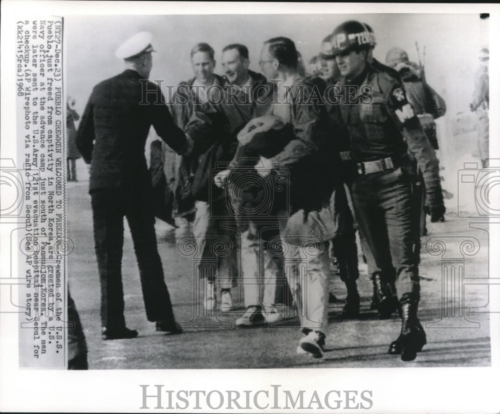 1968 Press Photo Navy officer welcomes captured Pueblo crewman to camp, Korea