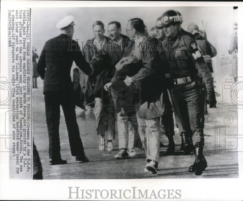 Load image into Gallery viewer, 1968 Press Photo Navy officer welcomes captured Pueblo crewman to camp, Korea
