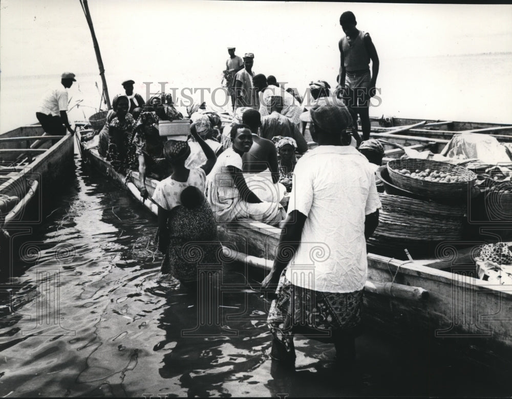 1959 Press Photo Sellers bring wares to market by canoe, Ghana - mjb26265- Historic Images