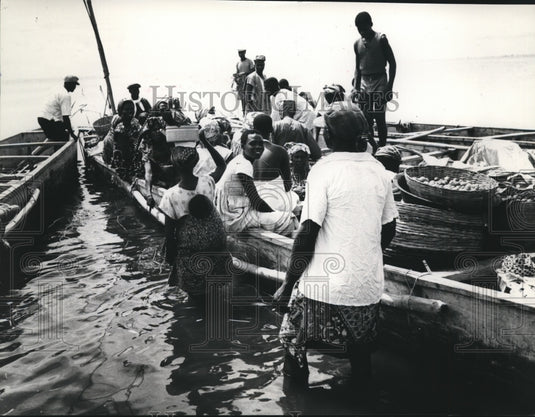 1959 Press Photo Sellers bring wares to market by canoe, Ghana - mjb26265- Historic Images