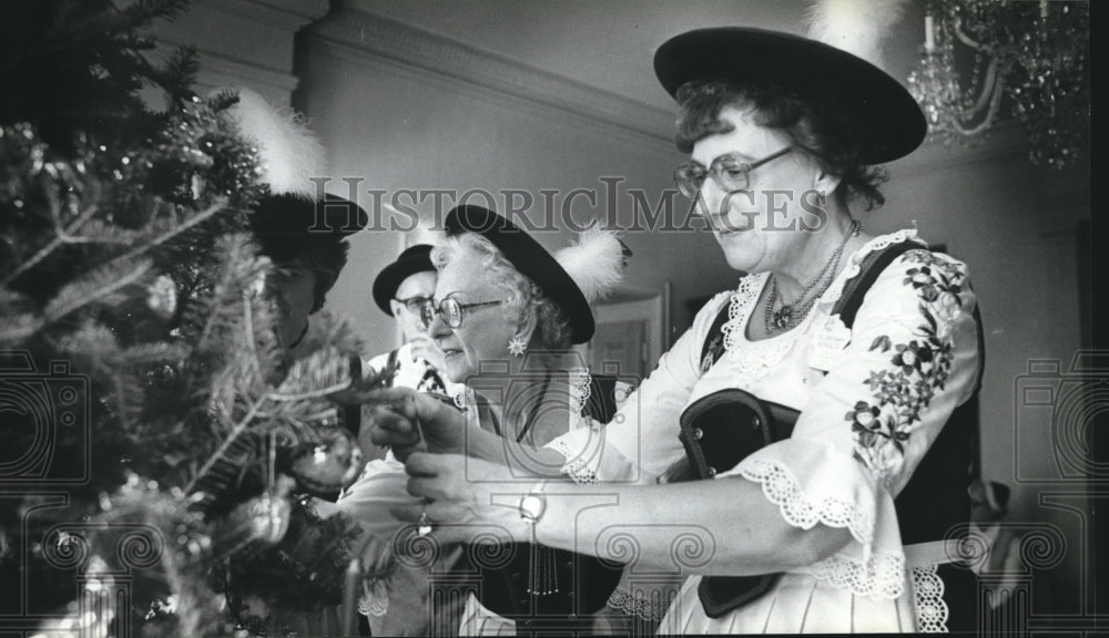 1979 Press Photo Residents add Bavarian decor to Wisconsin Governor Mansion- Historic Images