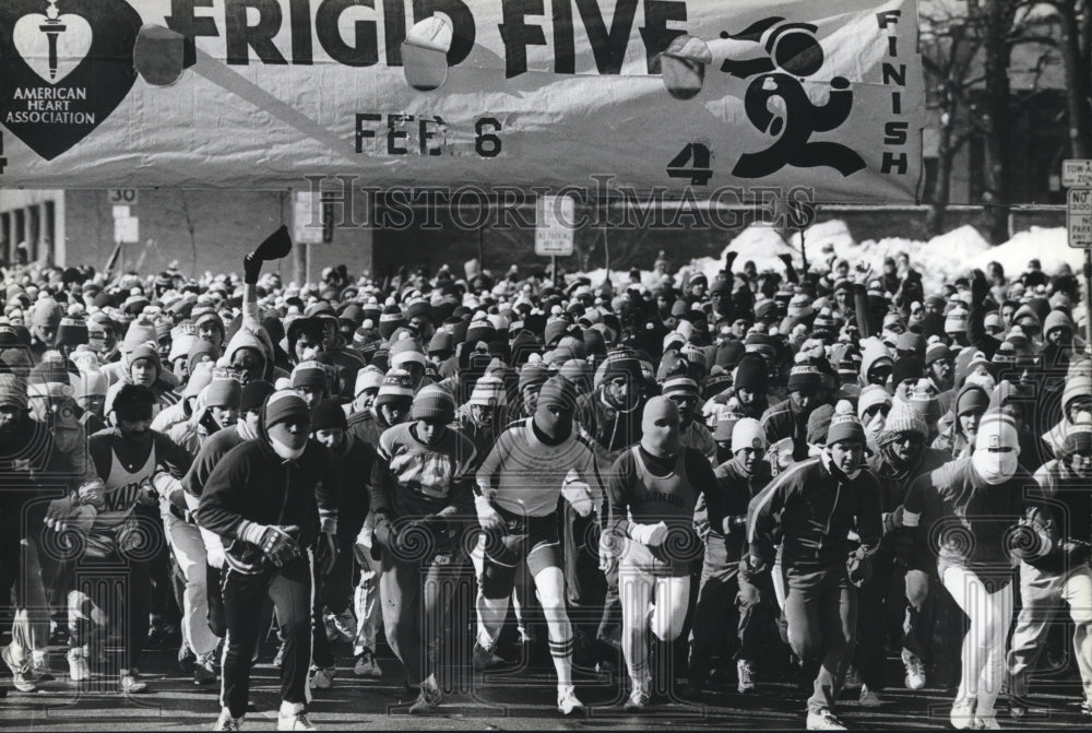 1982 Press Photo Competitors take off for the Frigid Five walk and run benefit- Historic Images