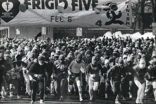 1982 Press Photo Competitors take off for the Frigid Five walk and run benefit- Historic Images