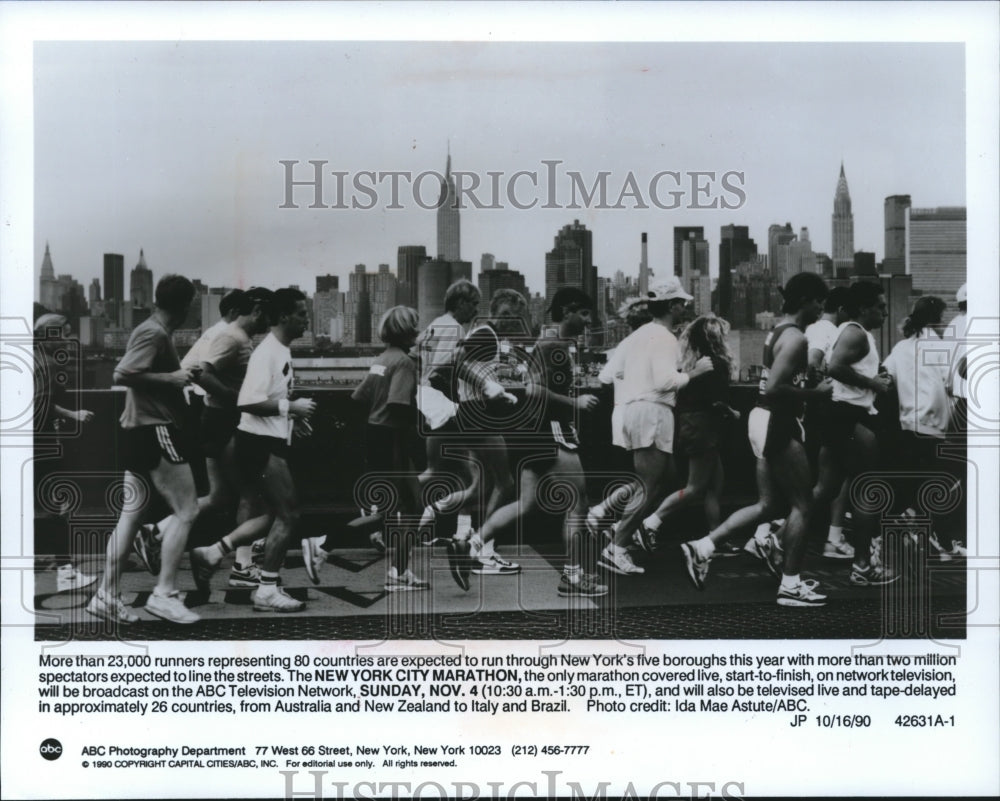 1990 Press Photo Runners participating in the New York City Marathon during race- Historic Images