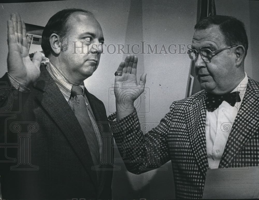1975 Press Photo Lee McMurrin School Superintendent, With Hand Raised in Promise