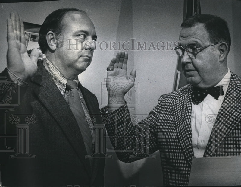 Load image into Gallery viewer, 1975 Press Photo Lee McMurrin School Superintendent, With Hand Raised in Promise
