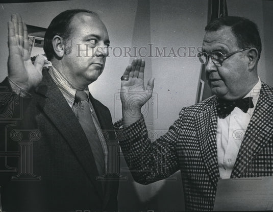 1975 Press Photo Lee McMurrin School Superintendent, With Hand Raised in Promise
