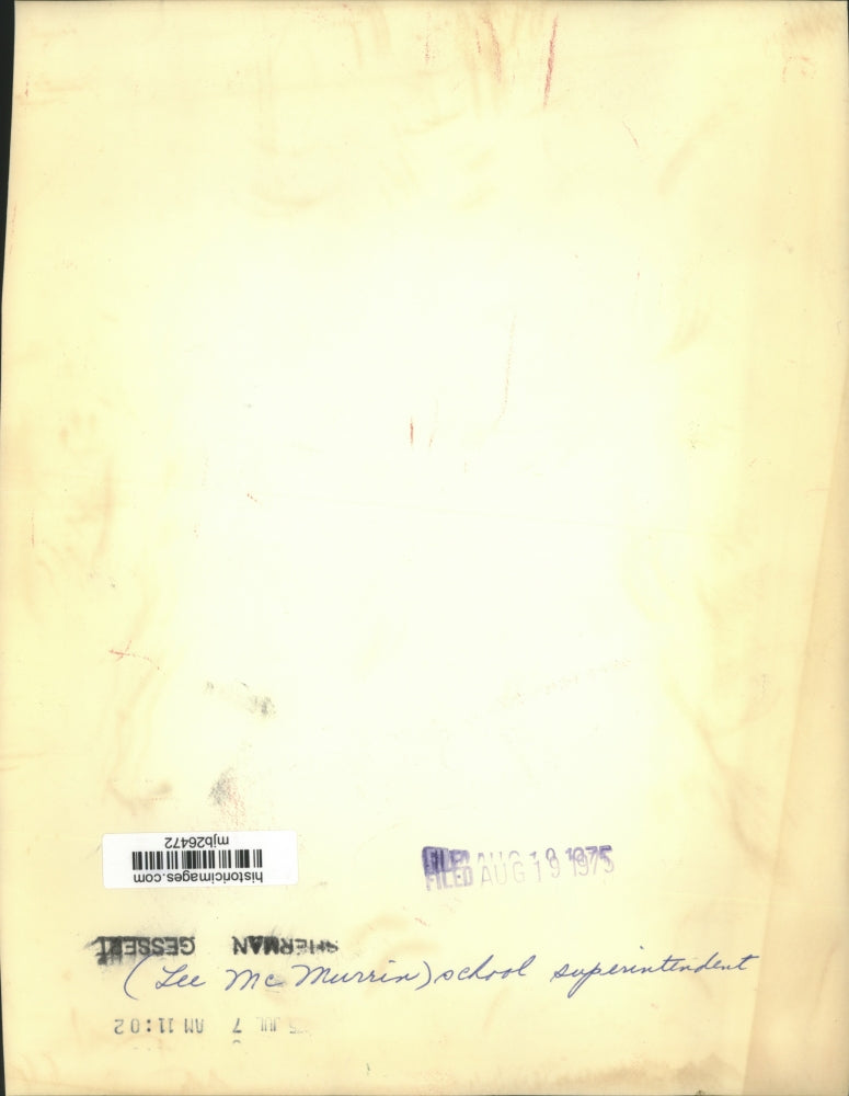 1975 Press Photo Lee McMurrin School Superintendent, With Hand Raised in Promise