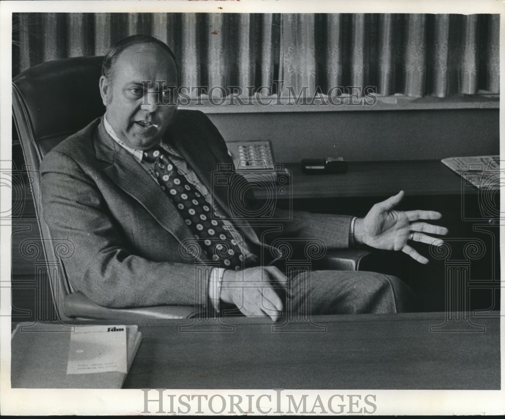 1975 Press Photo New Milwaukee, Wisconsin School Superintendent Lee R. McMurrin
