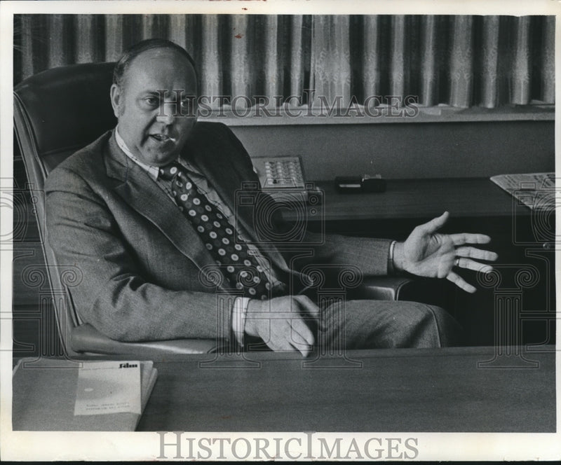 Load image into Gallery viewer, 1975 Press Photo New Milwaukee, Wisconsin School Superintendent Lee R. McMurrin
