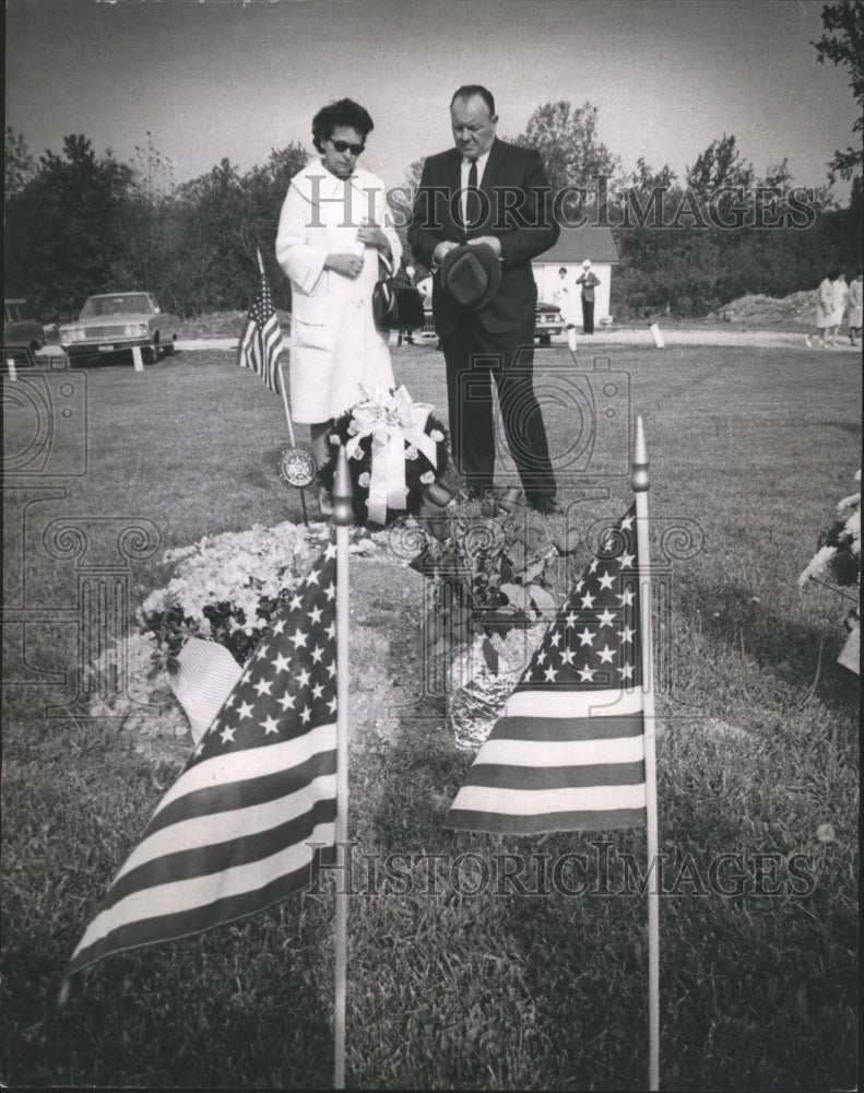 1967 Press Photo Mr. and Mrs. Joseph Kramer visit the grave of their son- Historic Images