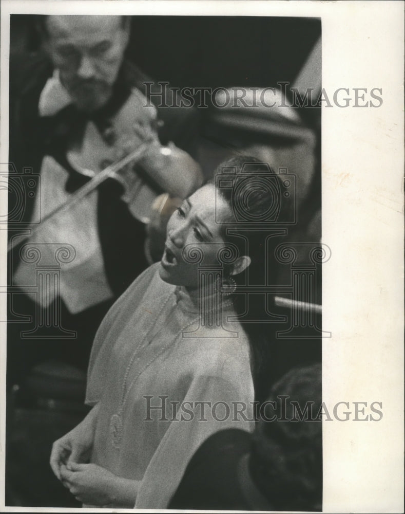 1975 Press Photo Soprano Singer Evelyn Mandac- Historic Images