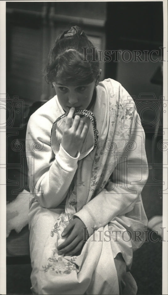 1992 Press Photo Melissa Loehndorf waits to present "Why Cows have Spots."- Historic Images