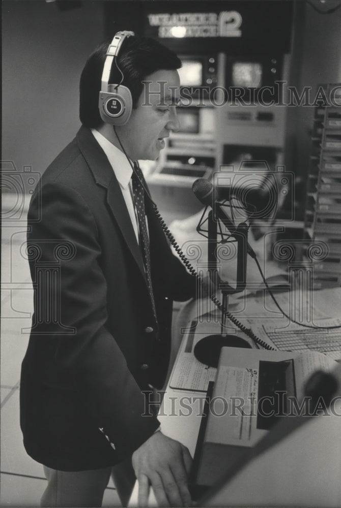  Press Photo Weather Reporter, John Malan, WISN Radio, Milwaukee- Historic Images