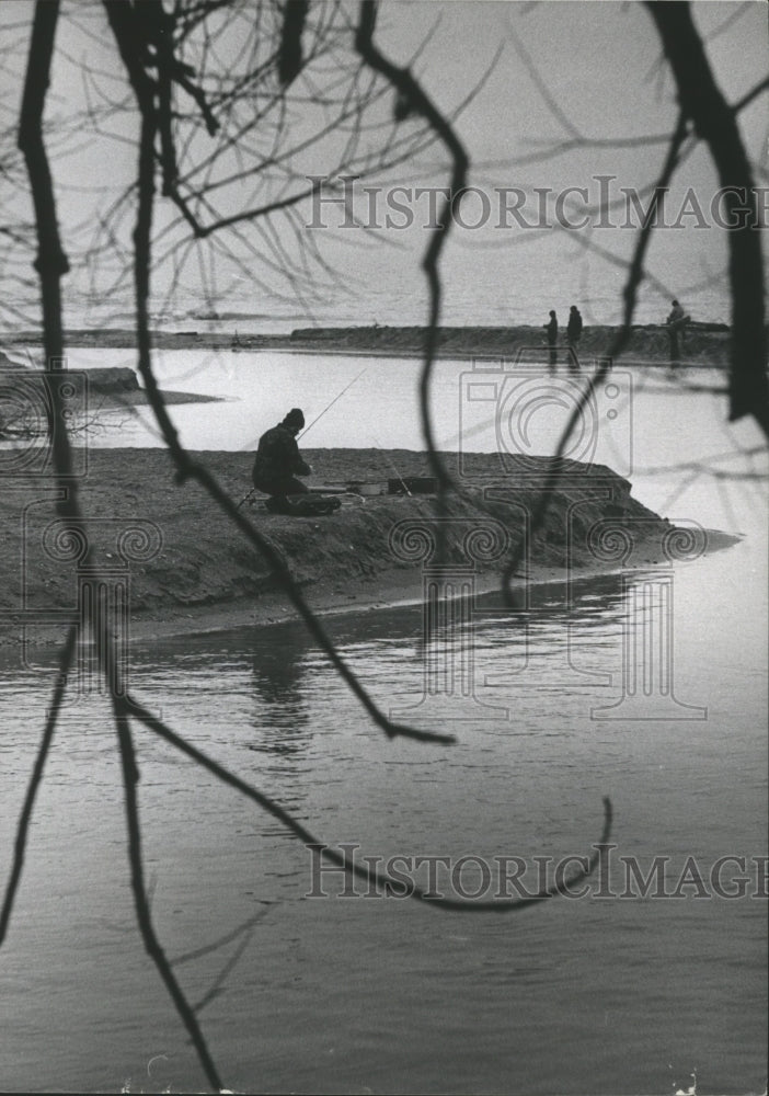 1974 Press Photo Fishermen at Oak Creek in Grant Park, Lake MIchigan - mjb26928