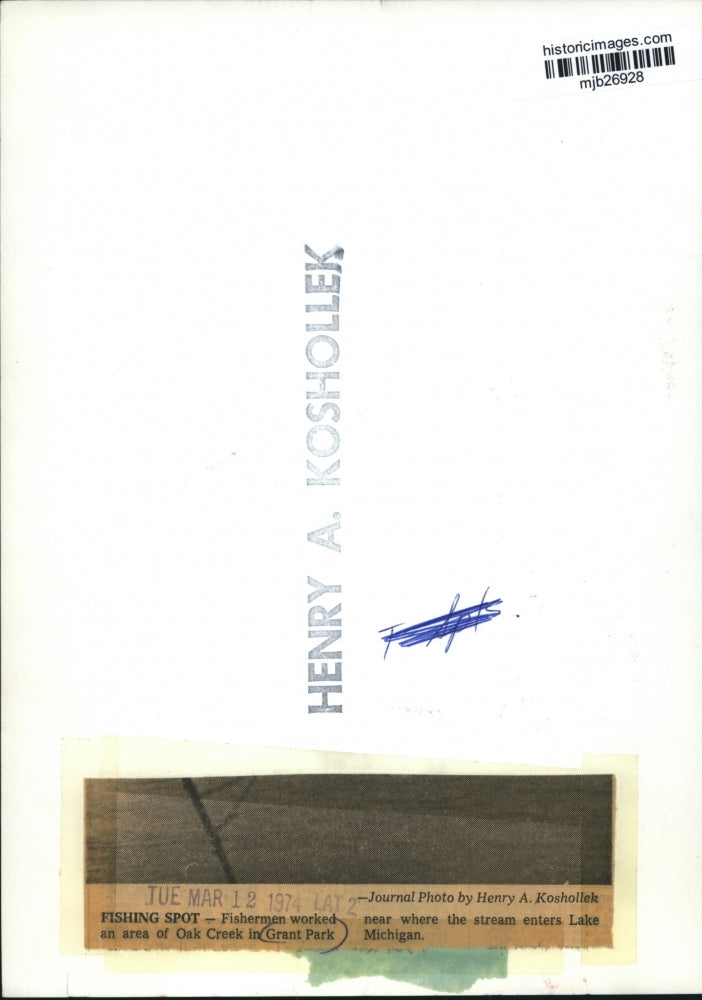 1974 Press Photo Fishermen at Oak Creek in Grant Park, Lake MIchigan - mjb26928