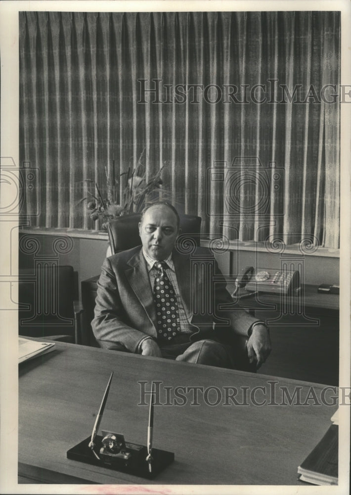 1975 Press Photo Lee R. McMurrin in his office in Milwaukee, Wisconsin