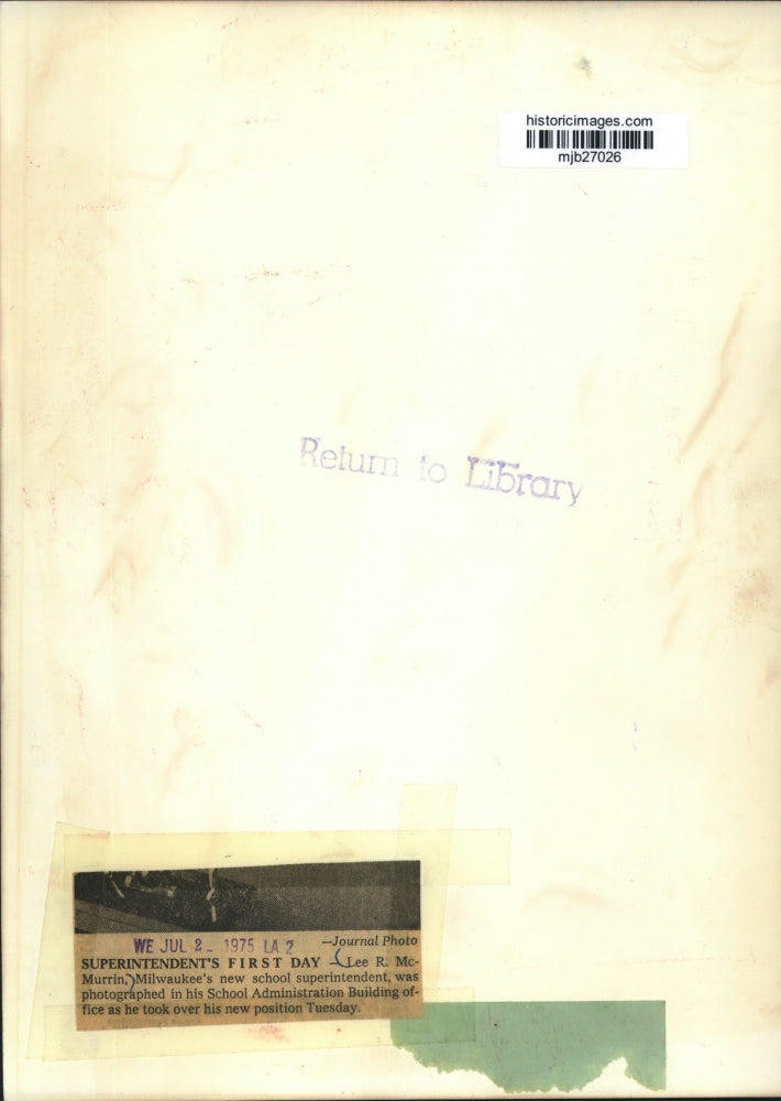 1975 Press Photo Lee R. McMurrin in his office in Milwaukee, Wisconsin