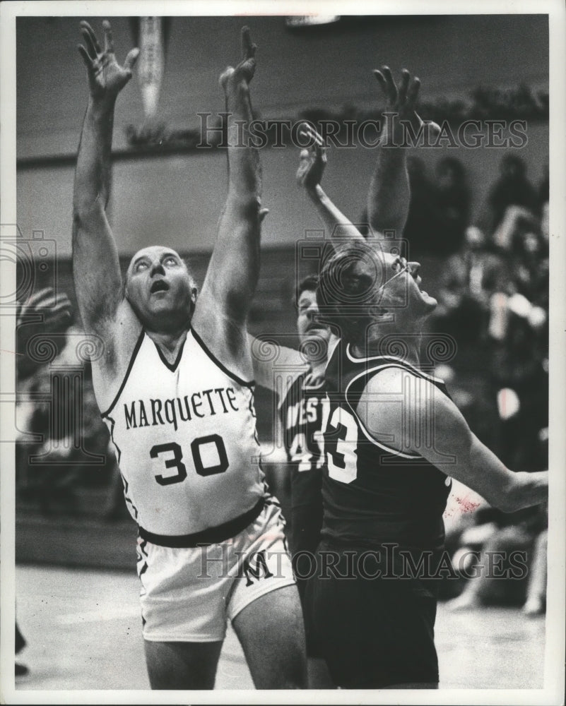 1979 Press Photo Handyman Lee R. McMurrin Playing Basketball for Marquette- Historic Images